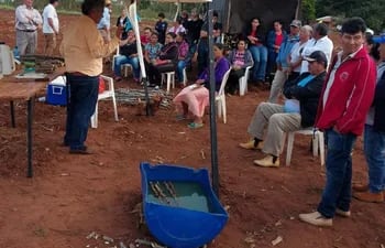 El Ing. Agr. Moisés Vega explica a los presentes la importancia del tratamiento de las semillas de mandioca.