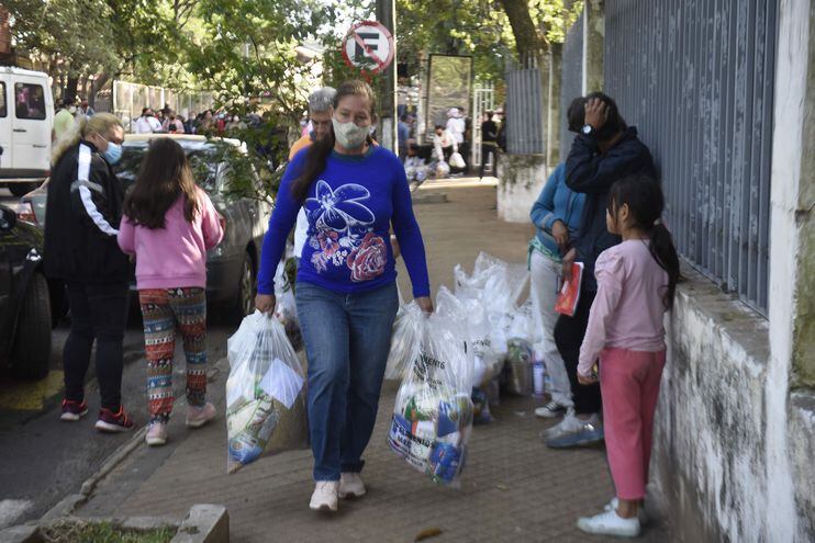 En la Escuela Republica de Perú y varias otras de Capital, se realizaba hoy la cuarta entrega de los kits de alimentación escolar.