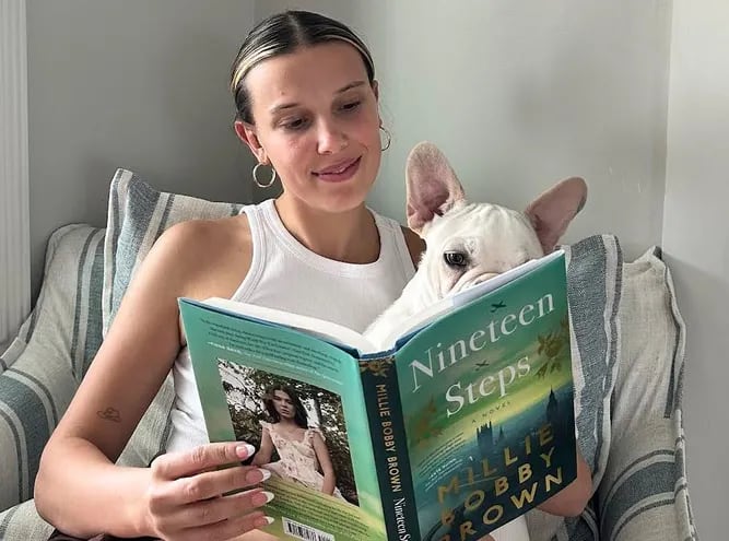 Millie Bobby Brown leyendo su libro Nineteen Steps.