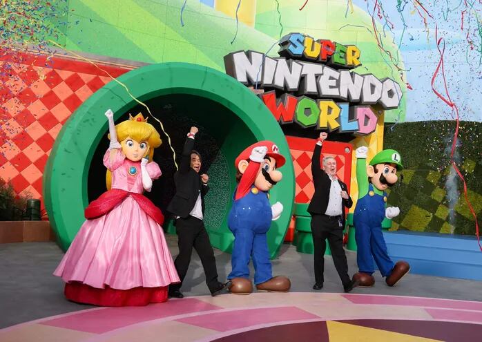 El creador de "Mario Bros." Shigeru Miyamoto (a la izquierda), posa con actores interpretando a sus personajes en la inauguración del "Super Nintendo World" en Universal Studios Hollywood, el pasado viernes.