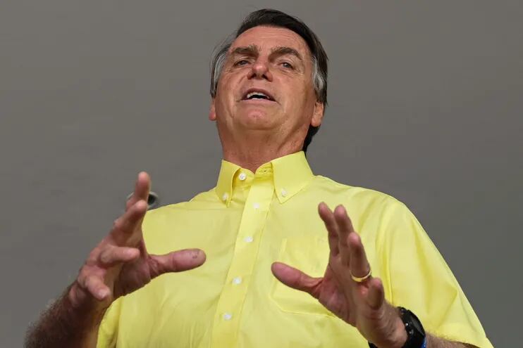 (FILES) In this file photo taken on October 17, 2022, Brazilian President and presidential candidate Jair Bolsonaro speaks to the media during a meeting with country singers at the Alvorada Palace in Brasilia, Brazil. - The president of the Supreme Court of Brazil, Rosa Weber, on January 17, 2023, suspended the decree of far-right ex-president Jair Bolsonaro that could benefit police officers convicted of the historic massacre in the Carandiru prison, which occurred in 1992. On October 2, 1992, 111 inmates were murdered in an intervention by the Military Police that sought to control a riot in that prison. (Photo by EVARISTO SA / AFP)