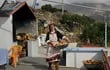 La panadera Irini Chatzipapa lleva bizcochos recién horneados en su taller de hornos en el pueblo de Diafani en la isla de Cárpatos.