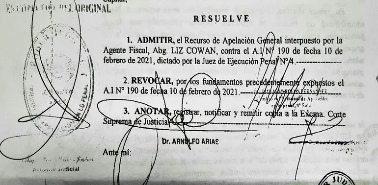 Facsimilar de la resolución de la Cámara que revoca la decisión de la jueza María Teresa Ruiz Díaz por la cual otorgó 202 días de redención a un narcotraficante.