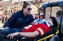 El tiroteo que dejó un muerto y más de veinte heridos durante el desfile por la victoria en el Super Bowl del equipo de los Chiefs en Estados Unidos se originó tras una “disputa entre varias personas”, dijo el jueves la jefa de la policía de Kansas City (Misuri, centro).