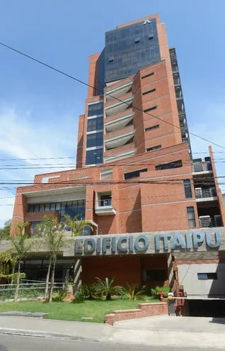 Fachada del Edificio de Itaipu en Asunción.