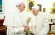 El papa emérito Benedicto XVI (d)  exhortó  públicamente a su sucesor Francisco a abandonar la idea de ordenar sacerdotes a hombres casados, una iniciativa muy inusual en el Vaticano.