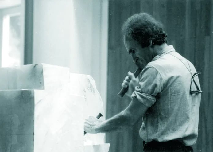 Eduardo Chillida trabajando en una escultura de alabastro, 1975. Foto: Archivo Eduardo Chillida