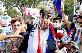 Efraín Alegre encabezó la manifestación realizada en adyacencias del Palacio de Justicia de Asunción para pedir que la jueza Cynthia Lovera anule la imputación en su contra.