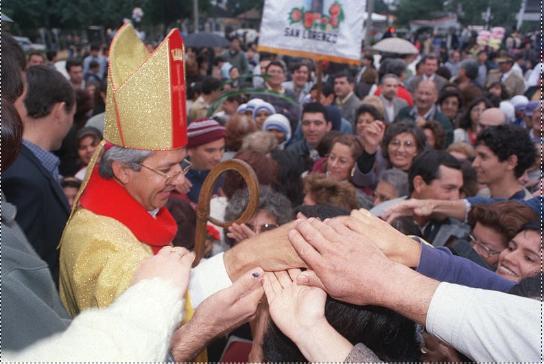 Adalberto Martínez se caracterizó siempre por estar cerca de la gente. Así lo saludaba la feligresía en el 2000, como obispo de San Lorenzo.