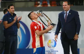 Carlos Carballo, capitán de la selección paraguaya de fútbol playa, besando la Copa América.