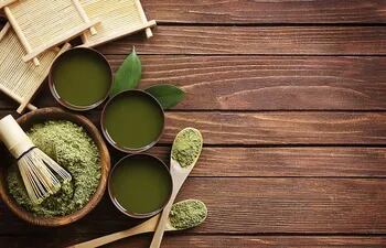 El té matcha procede de Japón. Esta bebida, elaborada a través de la molienda de su hoja contiene muchos beneficios para los que la consumen.