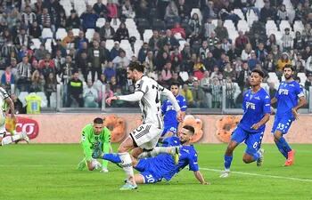 El francés Adrien Rabiot marca un gol para Juventus ante Empoli.