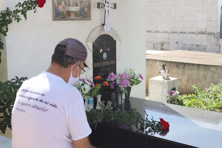 Fidelino Quintana, padre de Rodrigo, sentado frente a la tumba de su hijo asesinado.