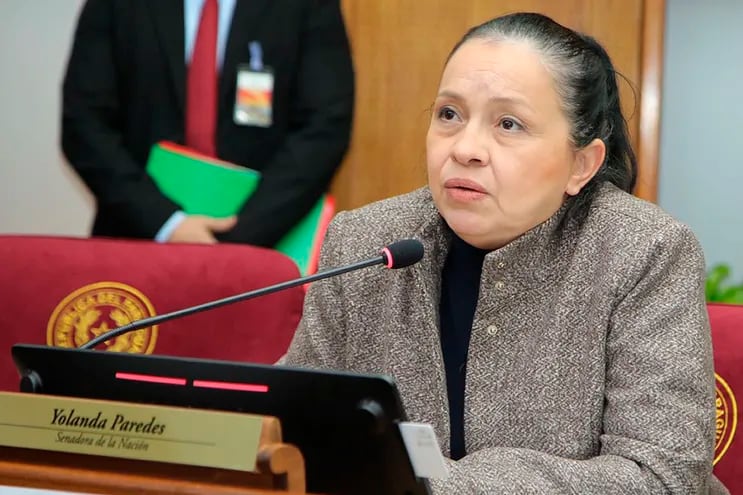 La senadora Yolanda Paredes, del partido Cruzada Nacional, instó al presidente de la República a sacarse la mochila de Horacio Cartes y gobernar en forma independiente.