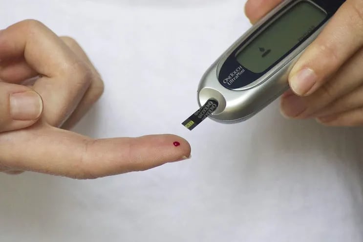 El sedentarismo, la mala alimentación, el sobrepeso, la obesidad y el tabaquismo son factores que predisponen al desarrollo de la diabetes.