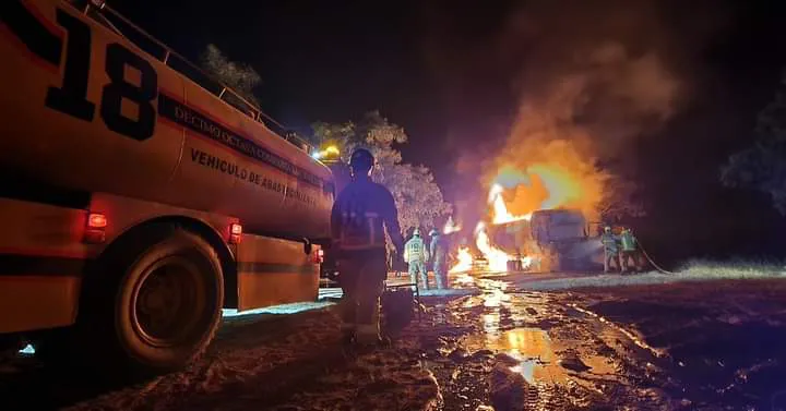 Reportan el incendio de un camión cisterna, con el emblena de Petropar, en Puerto Falcón.