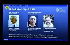 imagen-de-una-pantalla-en-la-academia-de-ciencias-de-estocolmo-suecia-que-muestra-a-los-cientificos-britanicos-david-thouless-duncan-haldane-y-mich-84133000000-1508556.JPG