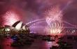 Fuegos artificiales en Sídney, Australia, tres horas de la llegada del año nuevo. De fondo, la casa de la Ópera.
