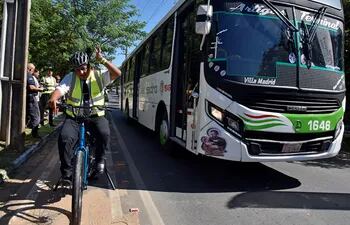 Choferes de colectivo bajaron de sus buses para subir a una bicicleta.