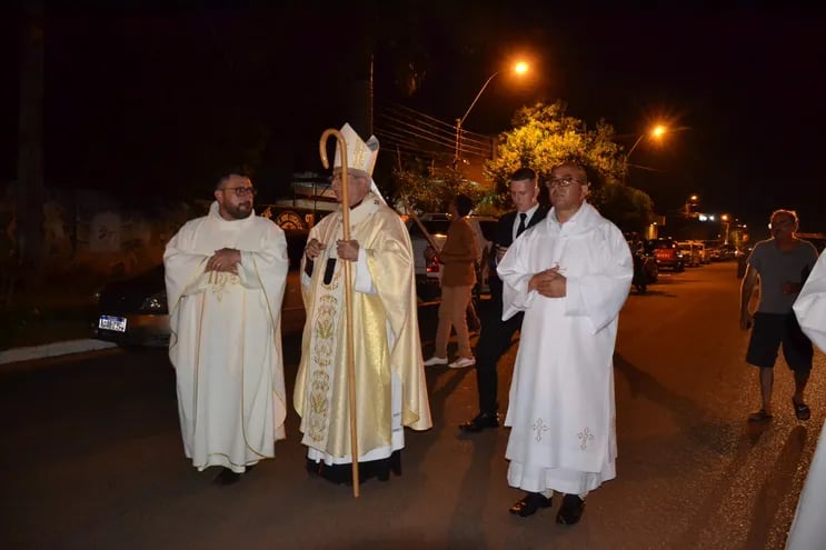 El padre Oscar Hermosilla (con barba) aparece caminando con el Cardenal Adalberto Martinez en Caazapá.