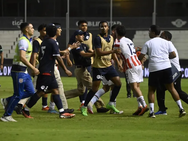 Momento de la batalla campal entre jugadores de Paraguay y República Dominicana en un amistoso Sub 23 en el estadio La Huerta, en Asunción.
