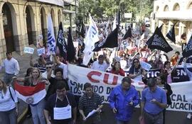 unos-1-000-docentes-marcharon-por-calle-palma-desde-la-plaza-uruguaya-hasta-la-sede-del-ministerio-de-hacienda--201915000000-582329.jpg