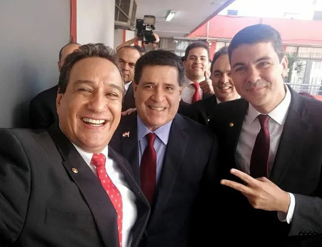 El gobernador de Central, Hugo Javier González (izq.), aparece sonriente junto al expresidente Horacio Cartes.