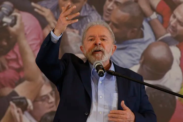 En esta foto de archivo tomada el 10 de marzo de 2021, el ex presidente brasileño (2003-2011) Luiz Inácio Lula da Silva, ofrece una conferencia de prensa en el edificio del sindicato de trabajadores metalúrgicos en Sao Bernardo do Campo.
