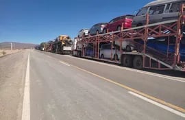 Camioneros paraguayos están varados en Argentina por el desmoronamiento de un puente en la frontera que une Argentina con Chile.