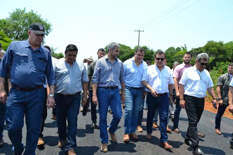 El presidente Mario Abdo Benítez (c) y el director paraguayo de Yacyretá, Nicanor Duarte Frutos (segundo desde la derecha) durante la inauguración de un asfaltado en San Juan Bautista.