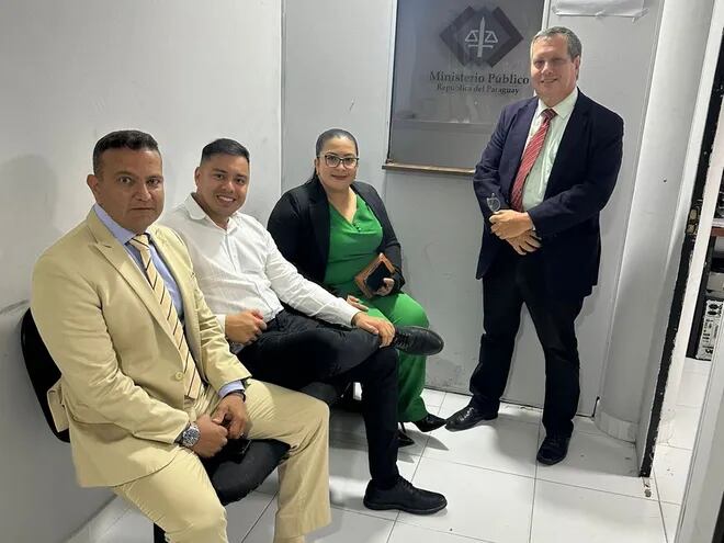 El intendente de Ciudad del Este, Miguel Prieto (camisa blanca), en compañía de sus abogados Andrés Casati, Gilda Portillo y Guillermo Ferreiro.
