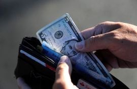 Ecuador decomisó billetes falsos de dólares. (foto ilustrativa)