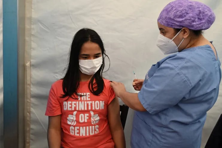 Una niña recibe una dosis del biológico la sede del Sanatorio Británico para la vacunación contra el COVID-19 en el llamado "Día A", para niños y jóvenes de entre 12 a 17 años.
