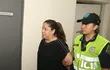 Patricia Samudio es llevada por una agente policial hasta el retén del Palacio de Justicia de Asunción.
