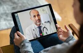 Una persona consulta de manera remota con un médico, a través de una videollamada.