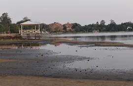 El lago Ypacaraí experimenta una bajante histórica de su caudal, con lo que quedaron a la vista los sedimentos, en la orilla.