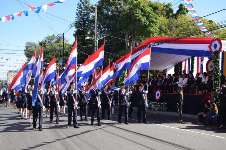 Desfile estudiantil en Luque en homenaje a la Patria y las madres.