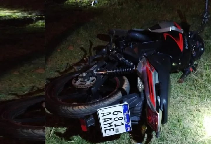 La motocicleta de la víctima fatal también quedó abandonada en el lugar del accidente.