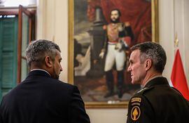 Mario Abdo Benítez (izq.)  conversa con  el comandante de Operaciones Especiales EE.UU, Richard Clarke.