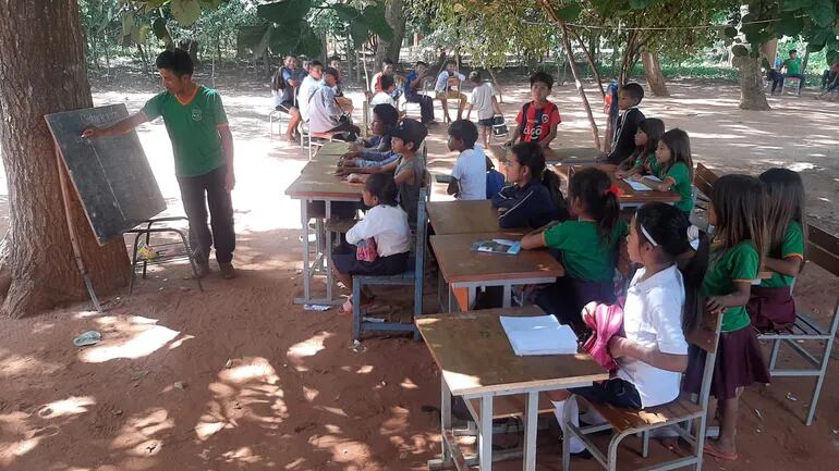 La comunidad indígena Naranjito del distrito de Santa Rosa del Aguaray, clama por aulas y rubros para docentes