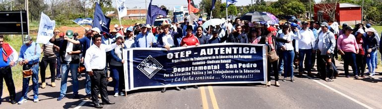 En San Pedro, los docentes de la OTEP - Auténtica procedieron a  cortes intermitentes de ruta. Las movilizaciones continúan hoy.