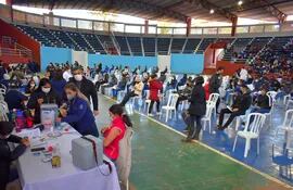 Una gran afluencia de personas se registró en el vacunatorio montado en el estadio municipal Ykuá Pytä de Villarrica para la aplicación de las ultimas dosis antiCOVID disponibles.