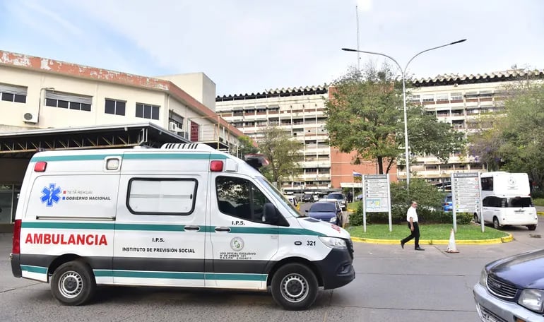IPS dispone de 14 ambulancias para Asunción y área metropolitana, pero más de la mitad no operan por falta de mantenimiento.