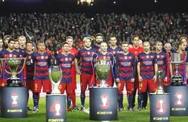 los-jugadores-del-barcelona-posan-frente-a-los-cinco-trofeos-que-conquistaron-en-el-ano-2015-efe-223511000000-1415737.jpg