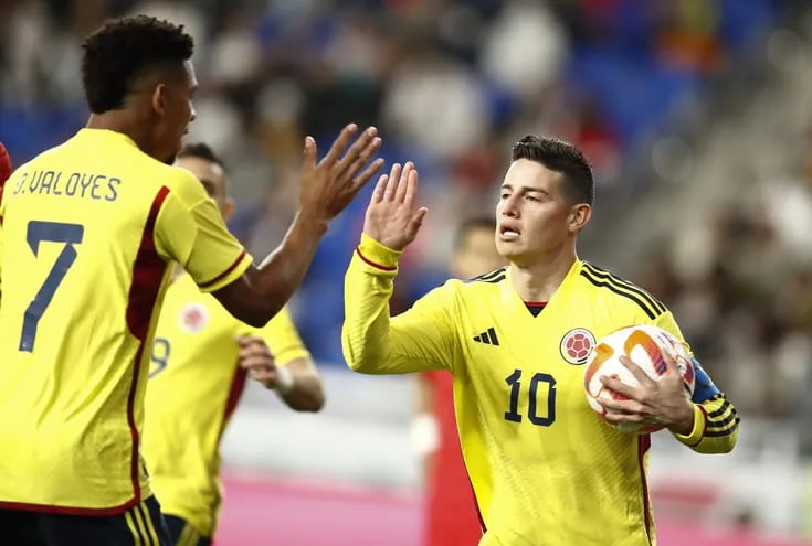 James Rodríguez (d), delantero de Colombia, festeja el tanto de descuento de Colombia en el amistoso contra Corea del Sur en el estadio Mundialista de Ulsan, Corea del Sur.