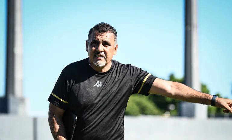Pedro Alcides Sarabia Achucarro (47 años), entrenador de Nacional.