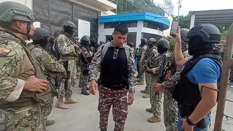 Liberación de funcionarios de una prisión hoy, en la provincia costera de Esmeraldas (Ecuador).