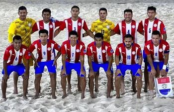 Dotación completa de la selección paraguaya de fútbol playa (Los Pynandi) que golearon ayer a Arabia Saudita 10-2 y jugarán hoy la final frente a Brasil en el certamen playero Neom Beach Soccer.