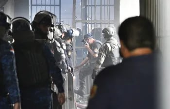 Policías irrumpen en la cárcel de Tacumbú, en el momento álgido del motín. Tuvieron que extremar cuidados.