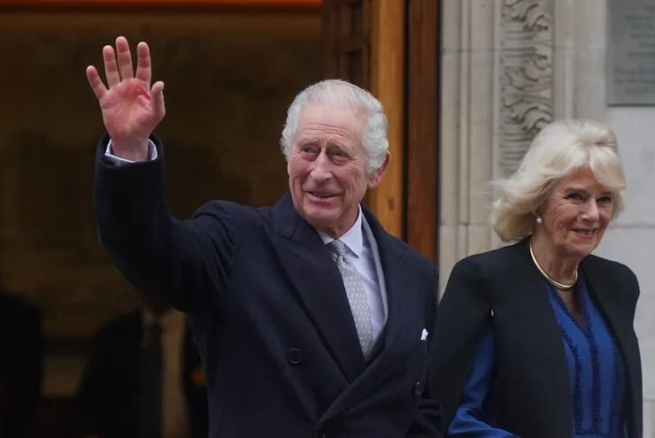 El rey Carlos III retirándose de la London Clinic acompañado de la reina Camilla.